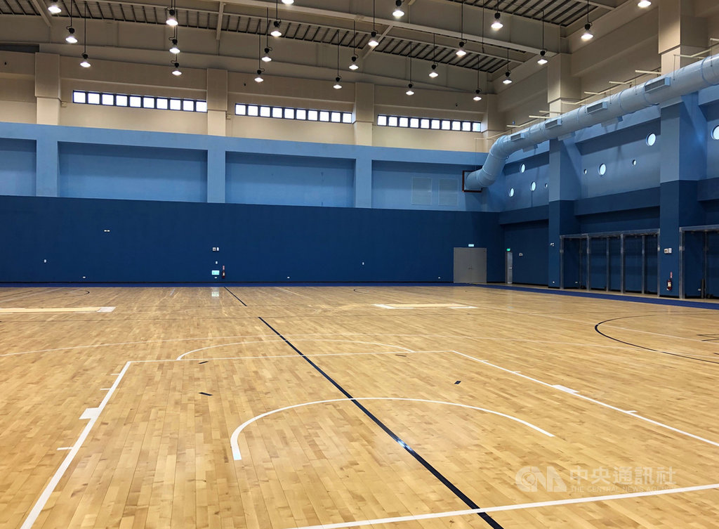 台灣藝術大學投入近新台幣6億元興建多功能活動中心,9日舉行落成典禮,場館除了設有室內溫水游泳池外,還有羽球場、桌球教室以及容納1200人的綜合球場。中央社記者黃巧雯攝 109年12月9日