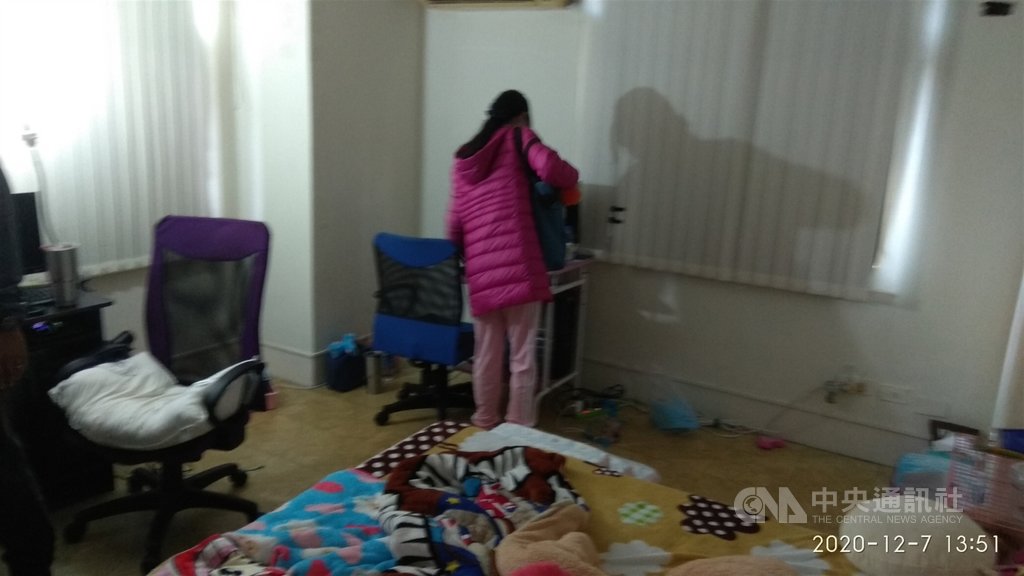 彰化及高雄市警方聯手查獲失蹤12年的女童,透過消費紀錄循線追蹤,讓躲躲藏藏過日子的母女蹤跡曝光。(警方提供)中央社記者吳哲豪傳真 109年12月9日