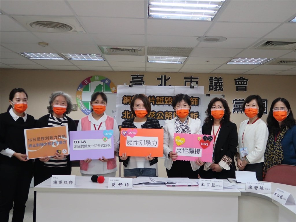 北市議員簡舒培(左)9日與謝姓護理師及護理師護士公會全國聯合會、台灣護理學會及多名護理師在市議會開記者會,呼籲北市府撤回上訴。(圖取自facebook.com/NurseOrgTw)