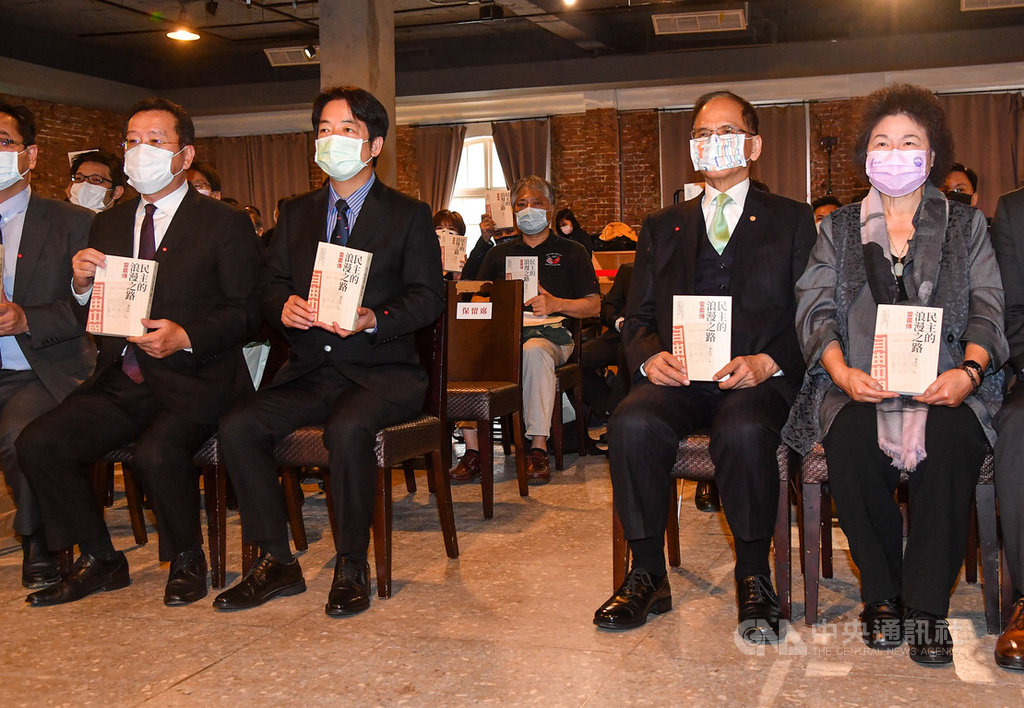 「民主的浪漫之路:雷震傳」10日在台北舉行新書發表活動,副總統賴清德(前左2)、監察院長陳菊(前右)、立法院長游錫堃(前右2)、國安會秘書長顧立雄(前左)等人出席。中央社記者鄭清元攝 109年12月10日