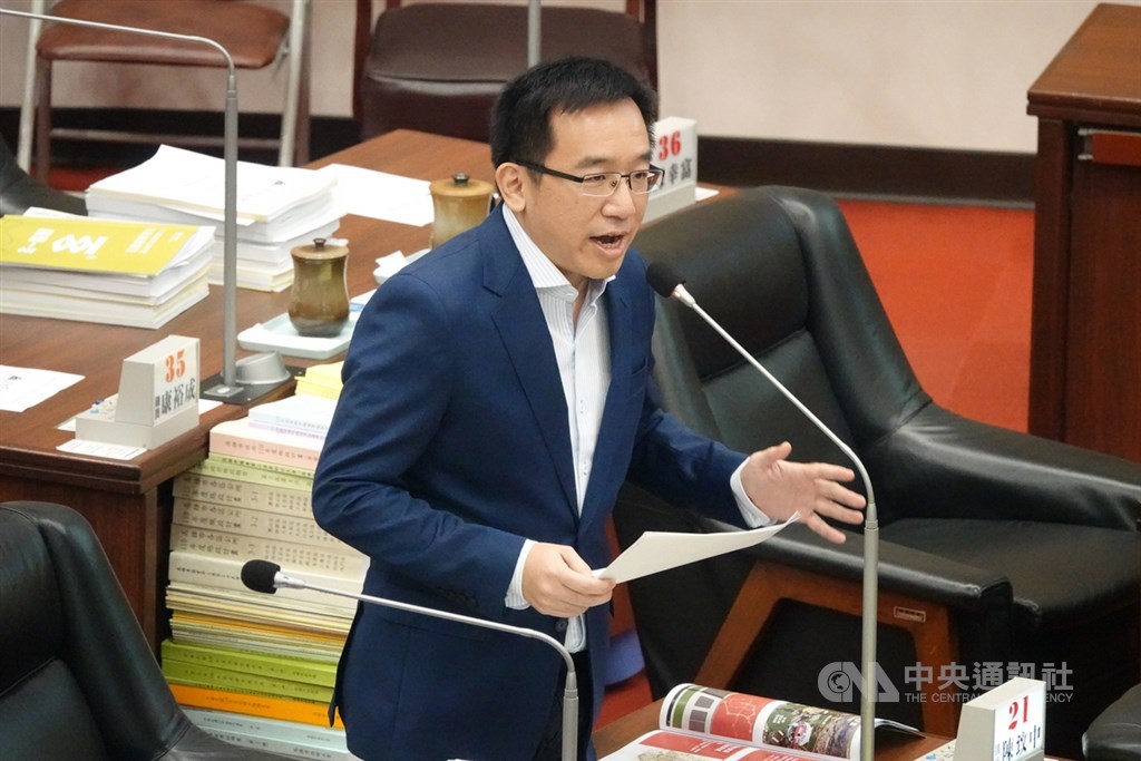 高雄市議員陳致中(圖)罷免案2日送出二階段連署書。經中選會查對連署人名冊,不合規定應刪除1萬3373人,刪除後尚缺1萬2417人應補提。(中央社檔案照片)