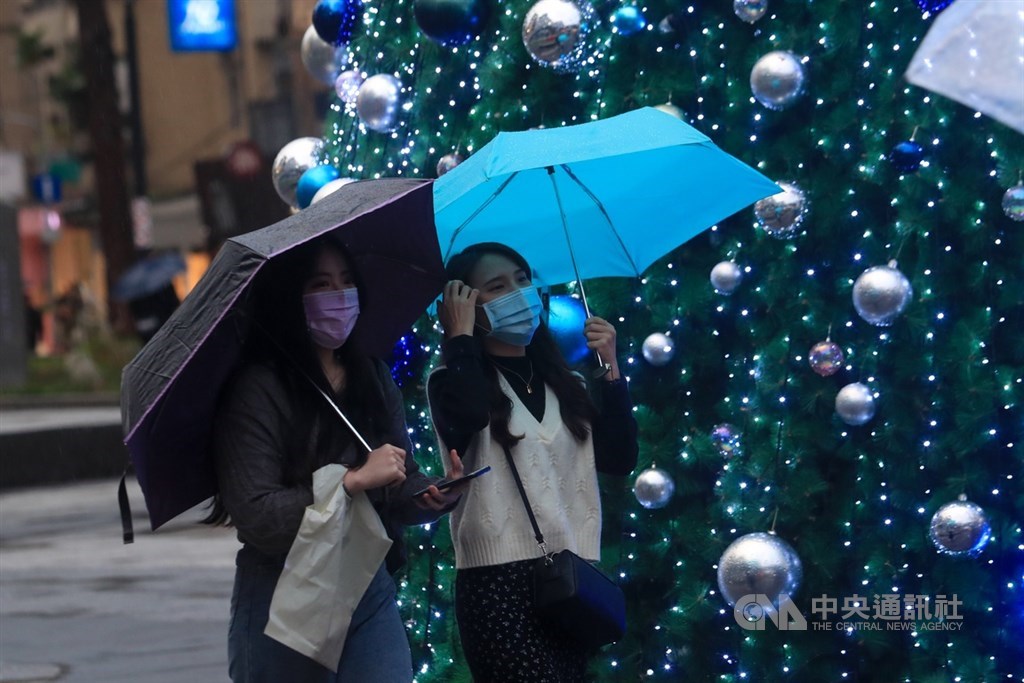 氣象局表示,13日起東北季風及冷空氣影響,一直到16日的夜間清晨中部以北低溫約攝氏15度,沿海空曠地區可能更低。(中央社檔案照片)