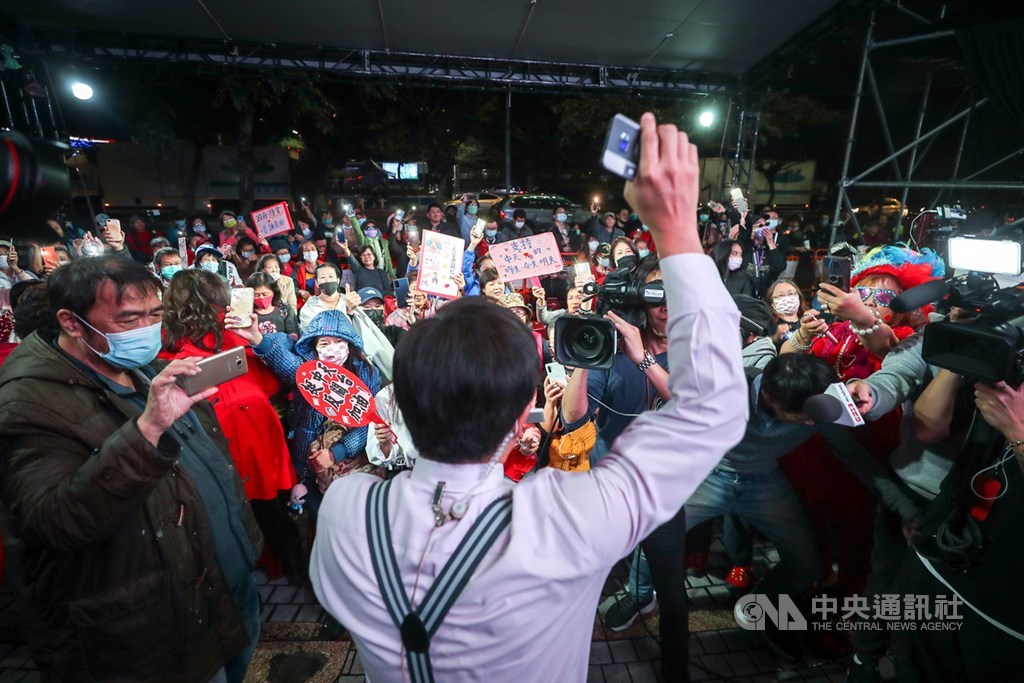 國家通訊傳播委員會(NCC)11月18日駁回中天新聞台換照申請,12日凌晨零時起,中天新聞台不能在有線電視與MOD播送。許多支持者11日晚間在中天電視大樓外聚集,中天節目主持人也到場和民眾互相喊話打氣。中央社記者裴禛攝 109年12月11日