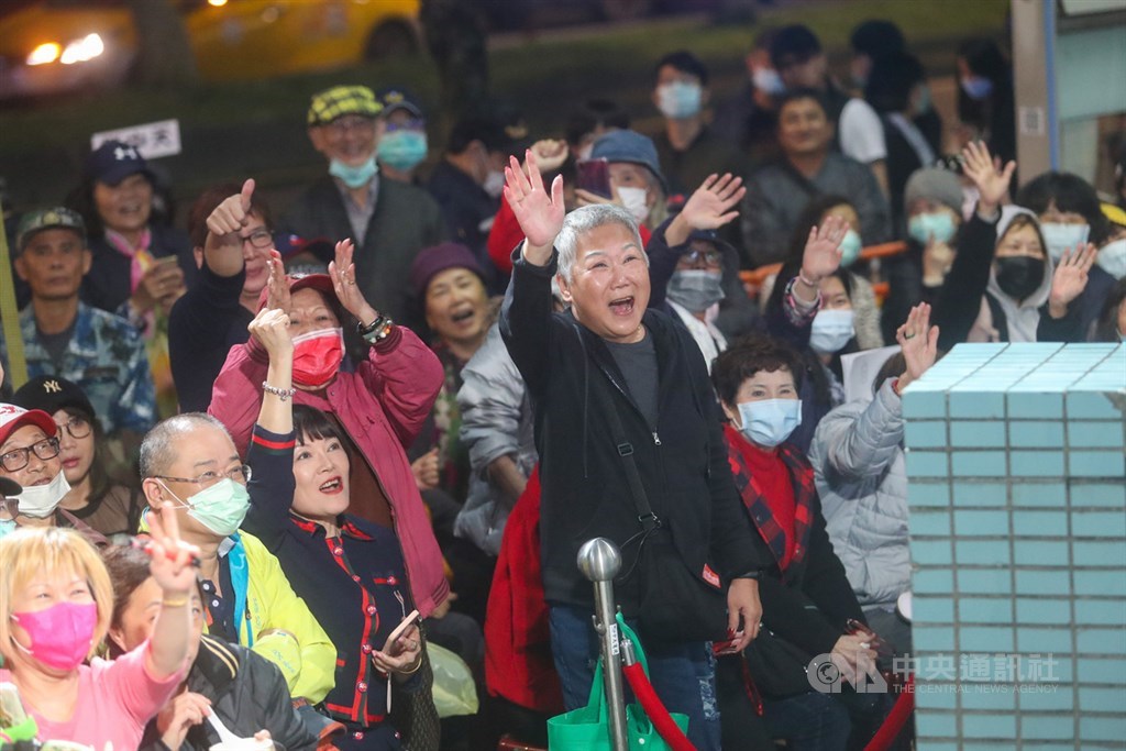 中天新聞台12日凌晨零時起從有線電視正式「下架」,11日晚間在中天電視台大樓外聚集不少支持者,一同為中天集氣聲援。中央社記者裴禛攝 109年12月11日
