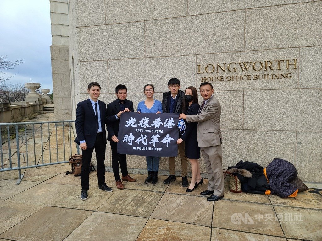 正在美國尋求庇護的香港「青年新政」前立法會議員梁頌恆(右3)繼續在當地提出「反送中」訴求。圖為他與西藏、維吾爾族等流亡人士向美國國會進行遊說。(梁頌恆社群媒體群組供圖)中央社記者張謙香港傳真 109年12月12日