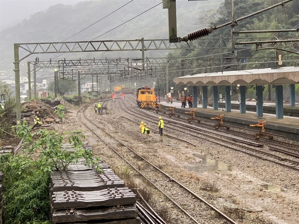 台鐵瑞芳猴硐間4日大規模坍方，東部路線中斷，台鐵12日表示，搶通後緊接著就是軌道復軌及恢復電力線、通訊號誌，所有材料已備好，只要土石清空，施工人員安全無虞情況下就立刻進場。圖為準備情形。中央社記者沈佩瑤攝　109年12月12日