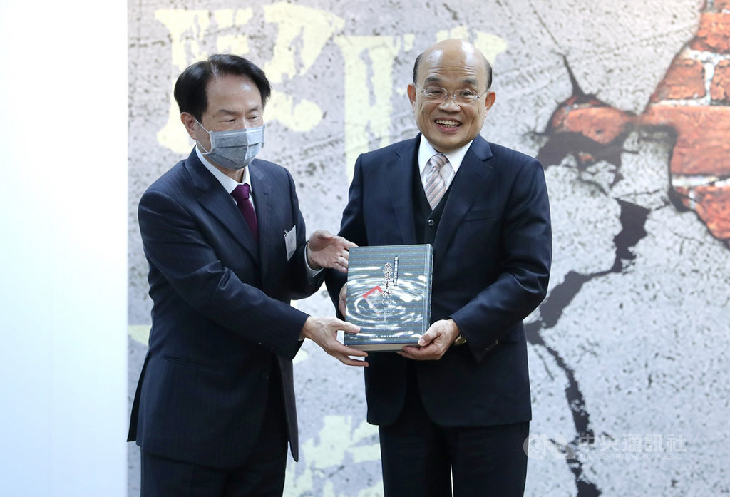 行政院長蘇貞昌(右)12日到國史館出席「威權鬆動─解嚴前台灣重大政治案件與政治變遷(1977-1987)」國際學術討論會,國史館長陳儀深(左)會中贈書給蘇貞昌。中央社記者張皓安攝 109年12月12日