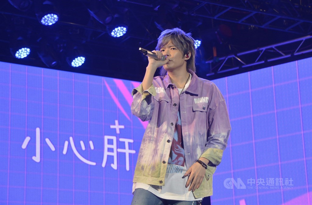 搖滾樂團「八三夭」12日晚間應邀登上2020新北歡樂耶誕城「巨星耶誕演唱會」舞台，主唱阿璞（圖）與團員魅力無法擋，為現場掀起一波波尖叫高潮。中央社記者黃旭昇新北市攝 109年12月12日