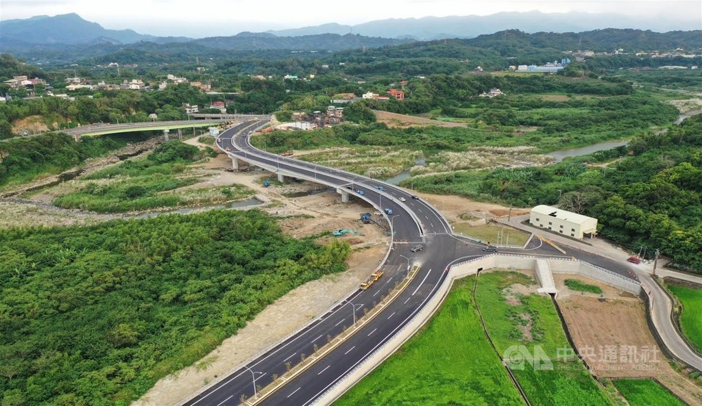 苗栗北橫公路推動興建超過20年，「最後一哩路」斗煥坪到三灣段工程競逐公共工程金質獎獲土木類「優等」，翻轉過去「斷頭建設」負評。（苗栗縣政府提供）中央社記者管瑞平傳真 109年12月12日