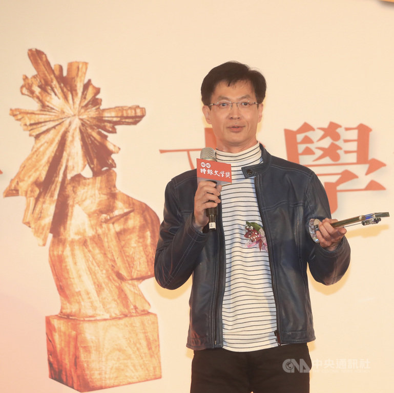 由旺旺中時媒體集團與中國時報人間副刊主辦的第41屆時報文學獎,12日在台北舉行頒獎典禮,醫師江洽榮獲得影視小說組首獎。中央社記者吳家昇攝 109年12月12日