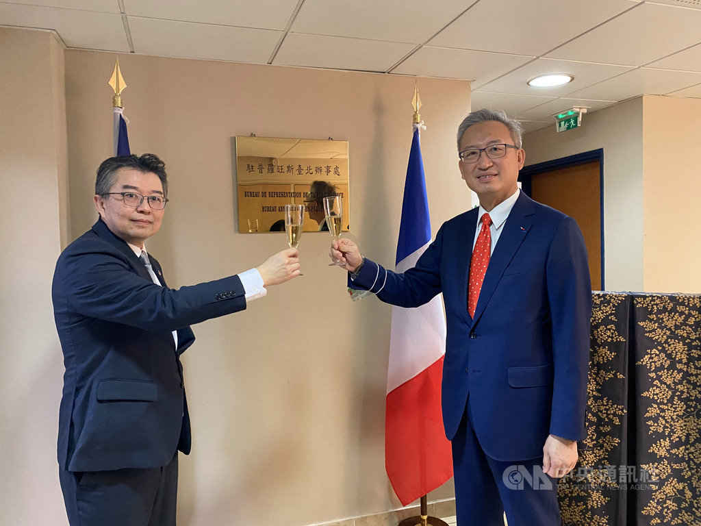 駐普羅旺斯辦事處今天舉辦揭牌開幕儀式,駐法代表吳志中及駐普羅旺斯辦事處長辛繼志舉杯,慶祝台法關係邁進,開啟新頁。中央社記者曾婷瑄普羅旺斯攝 109年12月14日