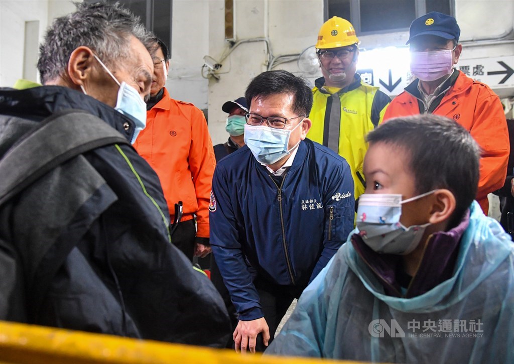 台鐵瑞芳-猴硐路段經過多日搶修,14日清晨恢復單線雙向通車,交通部長林佳龍(中)前往車站視察,並與民眾寒暄,關心搭車情形。中央社記者鄭清元攝 109年12月14日