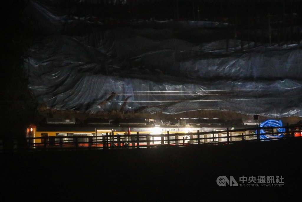 台鐵瑞芳-猴硐路段搶通後首班載客列車為區間車4704 次,14日清晨4時57分從八堵站發車,終點站菁桐站,5 時17分抵達猴硐站。圖為列車行經邊坡崩落處。中央社記者吳家昇攝 109年12月14日