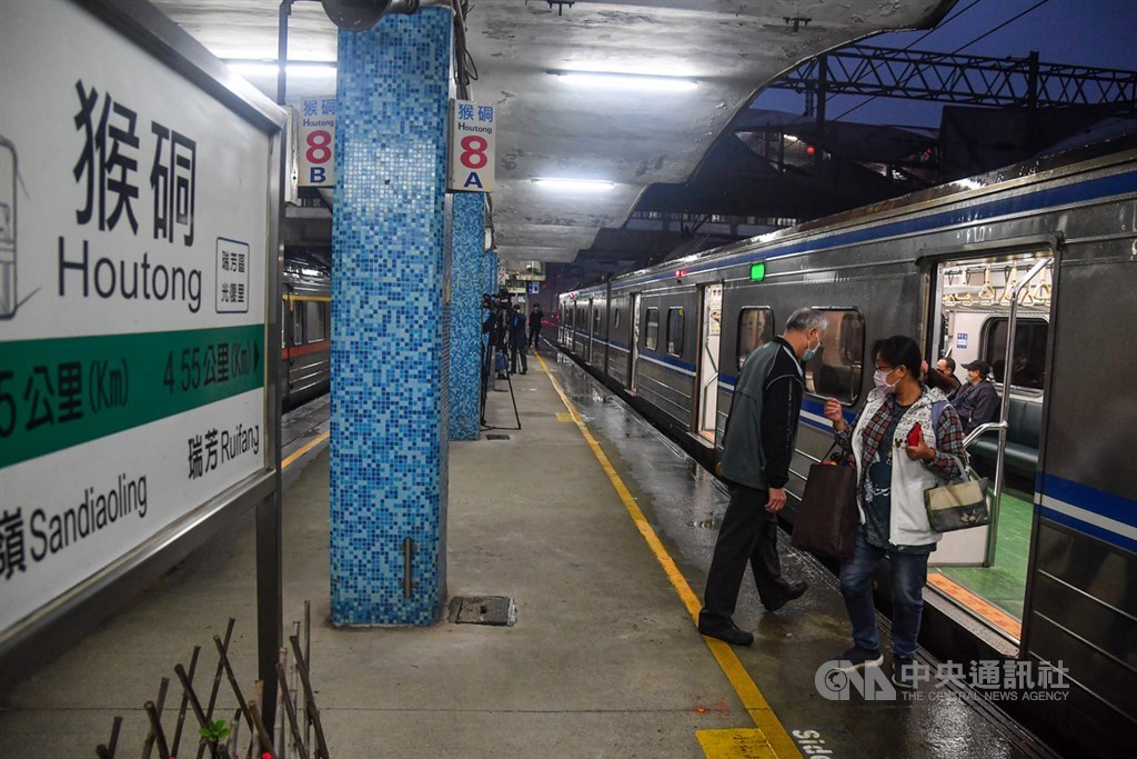 台鐵瑞芳-猴硐路段4日邊坡大面積坍塌,東部路線中斷,13日晚間搶通東正線,14日清晨恢復單線雙向通車,猴硐車站有不少民眾一早前來搭乘。中央社記者鄭清元攝 109年12月14日