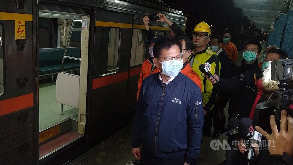 台鐵瑞芳－猴硐路段4日發生邊坡大面積崩塌，東部路線中斷，13日晚間搶通東正線，首班車14日清晨5時17分抵達猴硐站，交通部長林佳龍（前）在月台迎接列車進站。中央社記者王朝鈺攝 109年12月14日