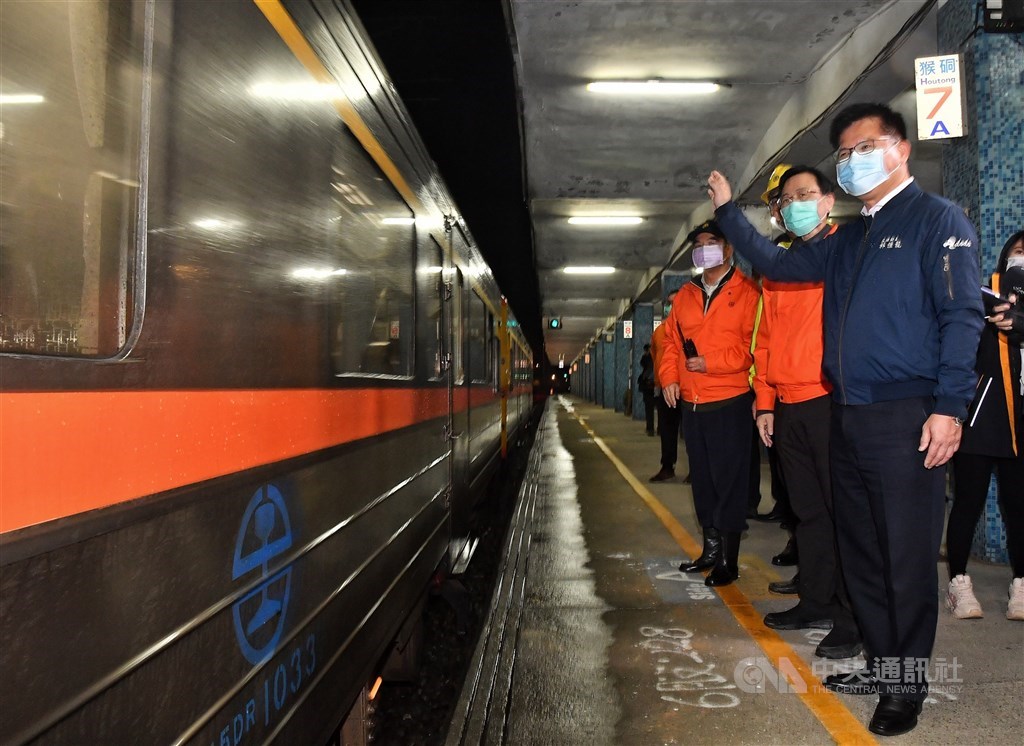 台鐵瑞芳-猴硐段經多日搶修，14日清晨先恢復東正線雙向通車，交通部長林佳龍（前右）到場視察，迎接第一班列車。中央社記者鄭清元攝 109年12月14日