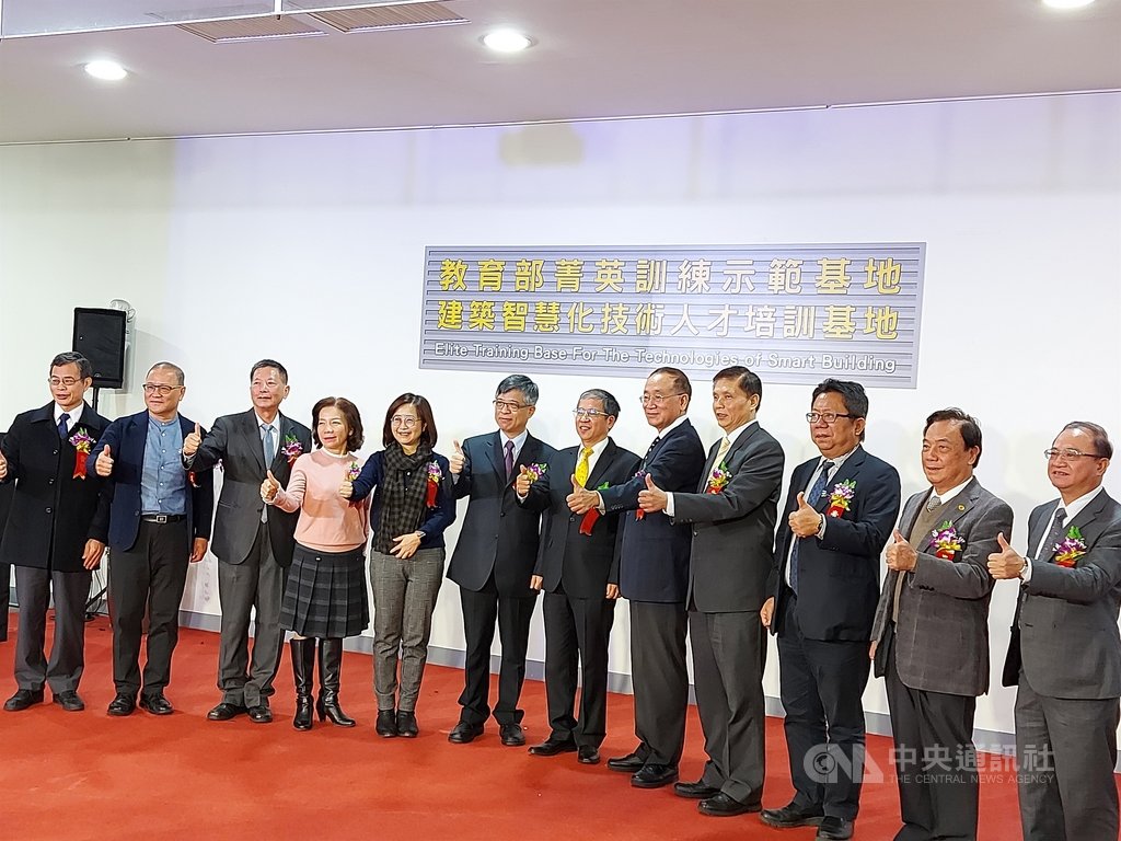教育部透過優化技職校院實作環境計畫,補助中國科技大學以土木建築技術為核心,建立「建築智慧化技術菁英訓練基地」,希望培育國內營造技術人才,15日舉行揭牌啟用儀式。中央社記者許秩維攝 109年12月15日