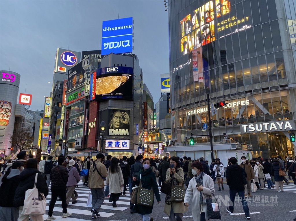 日本武漢肺炎疫情擴大,首相菅義偉14日表示,12月28 日起至明年1月11日,暫停實施振興國旅的Go To Travel措施。圖為13日東京澀谷。中央社記者楊明珠東京攝 109年12月15日
