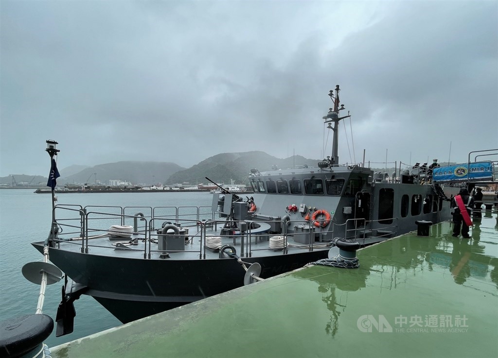 海軍首艘自製快速布雷艇15日在宜蘭龍德造船廠下水,根據現場的介紹影片,滿載船速14節、滿載排水量347噸、滿載吃水1.607公尺。中央社記者王飛華攝 109年12月15日