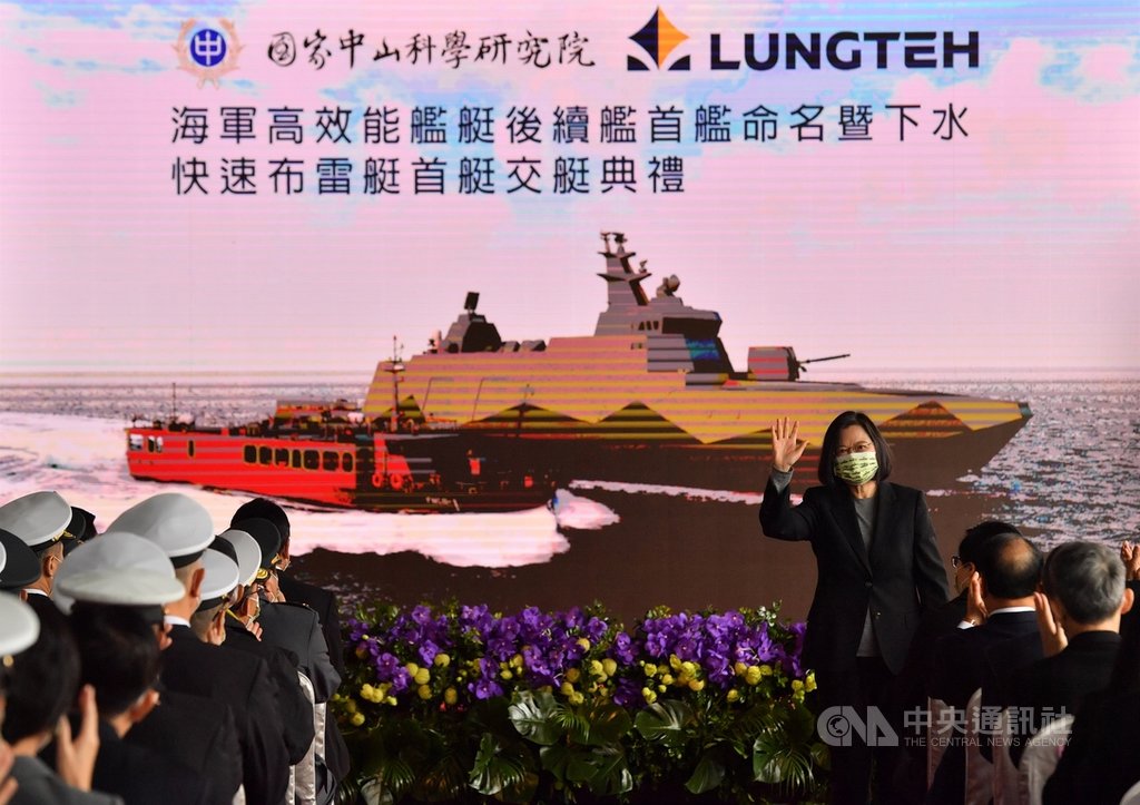總統蔡英文15日前往宜蘭龍德造船廠出席「海軍高效能艦艇後續艦首艦命名暨下水、快速布雷艇首艇交艇典禮」,蔡總統配戴口罩向與會者揮手致意。中央社記者王飛華攝 109年12月15日