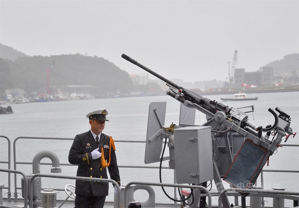 海軍首艘自製快速布雷艇15日在宜蘭龍德造船廠下水,根據現場的介紹影片,快速布雷艇搭載T-74排用機槍、T-75-20機砲,並有中科院研發的自動化布雷系統。中央社記者王飛華攝 109年12月15日