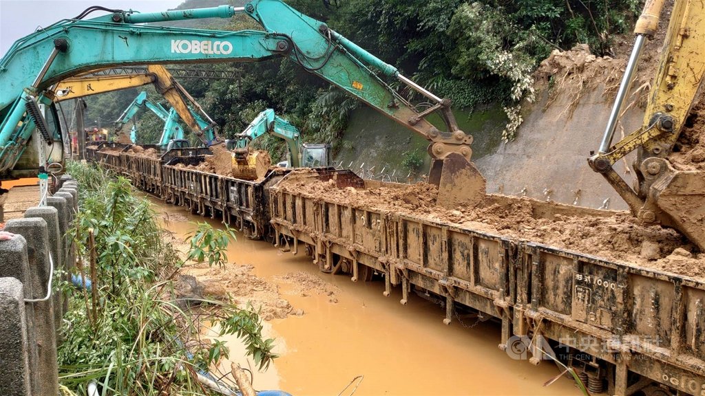 台鐵瑞芳-猴硐路段4日邊坡大面積坍塌,目前東正線已搶通,接下來要發包施作西正線,預估將施打68根排樁,因緊貼在東正線施工,也須考量人員安全,無論時間或施工難度都相當高。(台鐵提供)中央社記者王朝鈺傳真 109年12月15日
