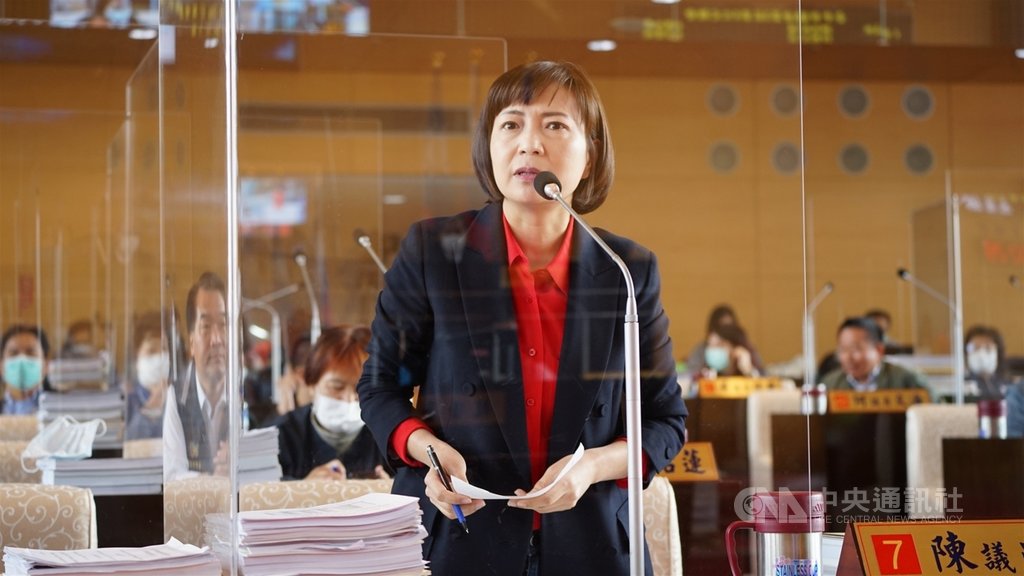 台中捷運綠線通車延期,台中市議員陳淑華(圖)15日批評台中市長盧秀燕及台北市長柯文哲一點責任都不負;她認為,包括台中市交通局、台中捷運公司都必須有人負責。(陳淑華提供)中央社記者郝雪卿傳真 109年12月15日