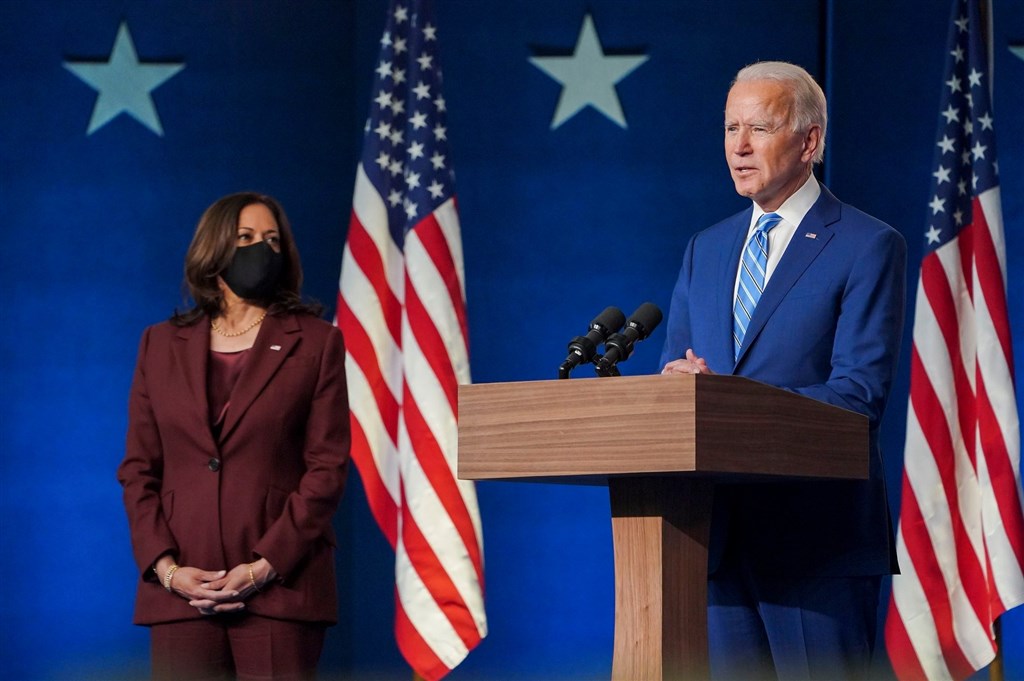 全美50州及哥倫比亞特區選舉人團14日進行投票,正式選出民主黨籍拜登(右)為美國下任總統。圖為拜登與副手賀錦麗(左)。(圖取自facebook.com/joebiden)