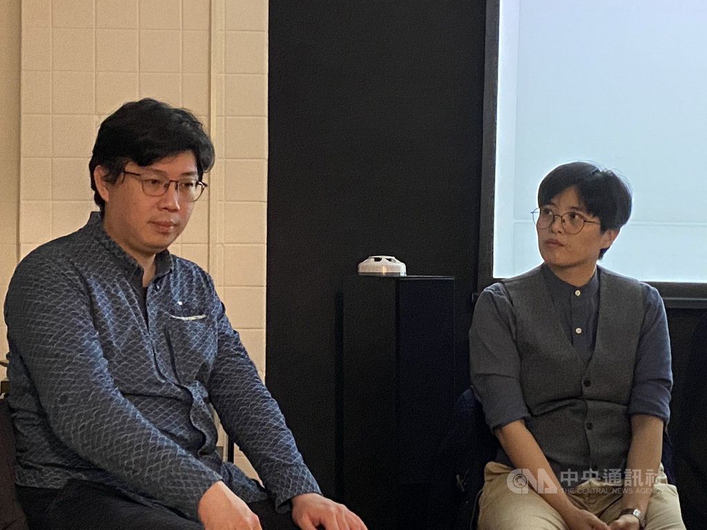 作家瀟湘神(左)新作「殖民地之旅」發表會17日舉行,他現場與好友作家楊双子(右)對談,跟聽眾分享寫作心路歷程與方法。中央社記者陳秉弘攝 109年12月17日