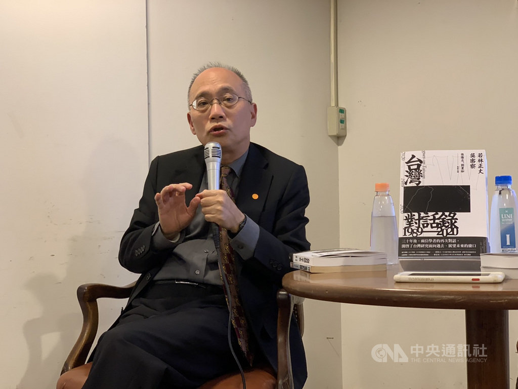 故宮博物院院長吳密察18日出席「台灣對話錄1989-2020」,這本書收錄他與日本重量級學者若林正丈相隔30年的對談,爬梳30年來的台灣史研究。中央社記者顧荃攝 109年12月18日