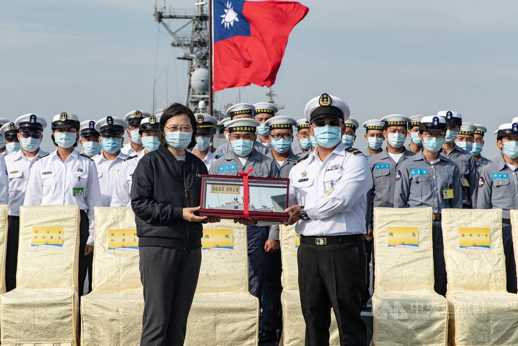 總統蔡英文(前左)18日到高雄左營視導海軍戰備偵巡艦肯定海軍捍衛藍色國土的努力與付出。 官兵代表也分別贈總統「康定級艦積木模型」、新年賀卡及Q版船艦漫畫。(軍聞社提供)中央社記者溫貴香傳真 109年12月18日