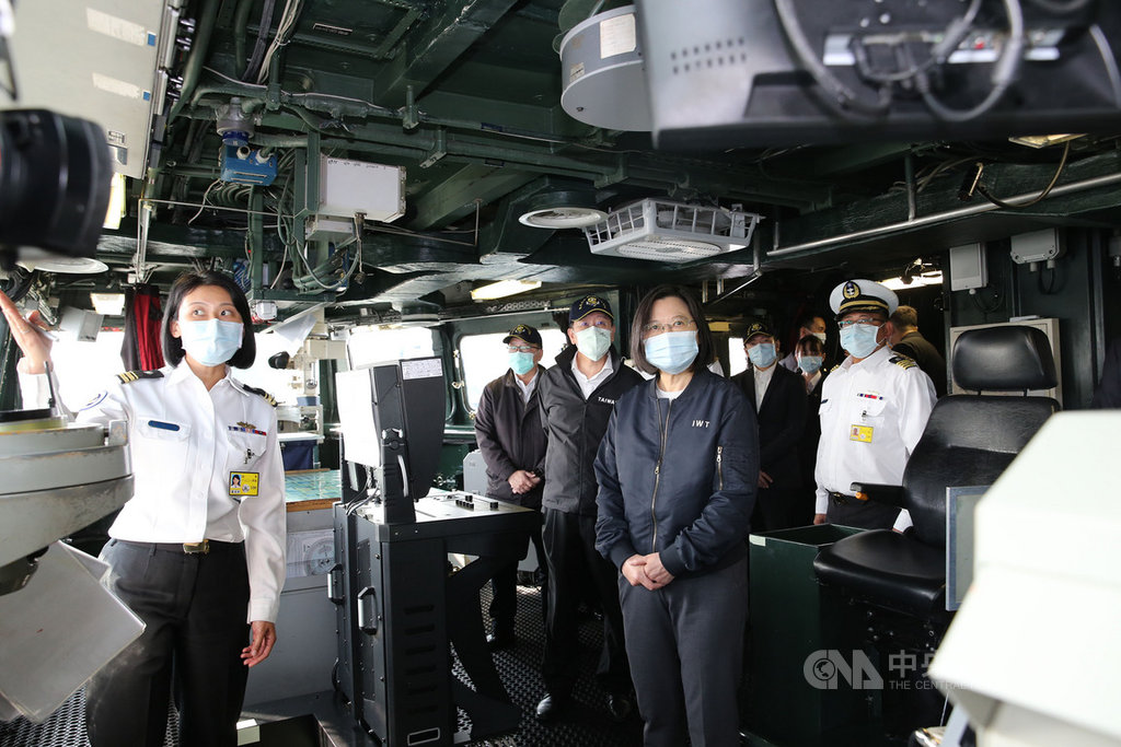 總統蔡英文今天視導海軍戰備偵巡艦並參觀國軍生活空間,總統說,對於這種艱辛的工作環境及不確定的任務型態,有著過人的耐力和毅力才能承擔起這份責任,真的非常不容易,大家辛苦了。(軍聞社提供)中央社 109年12月18日