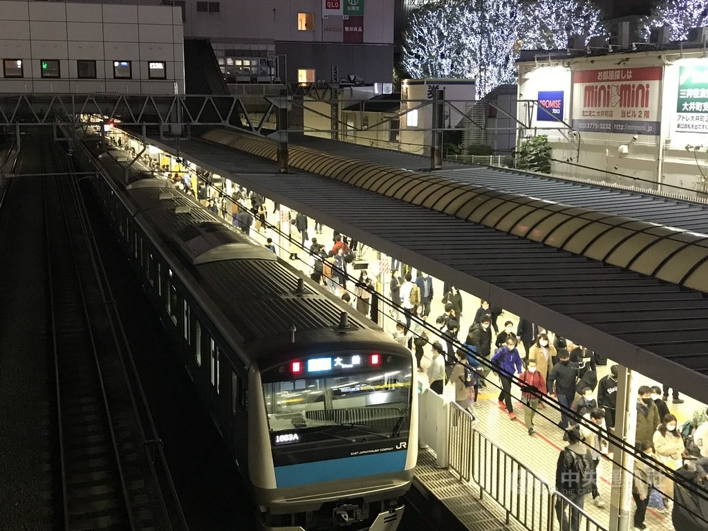 為避免武漢肺炎疫情擴大,日本JR東日本等首都圈5家鐵路公司18日宣布,預定12月31日除夕的電車通宵營運及明年元旦的臨時增班都取消。圖為東京JR五反田站11 月15日的情形。中央社記者楊明珠東京攝 109年12月19日