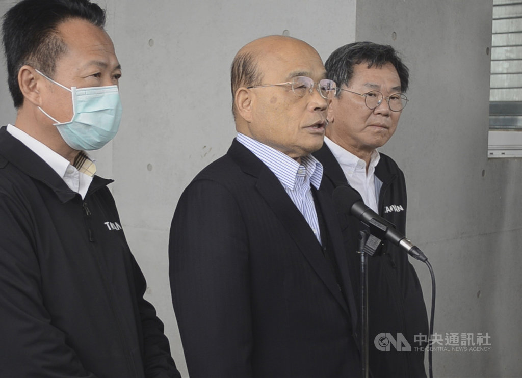 面對在野黨打算在24日前要發動反對萊豬進口表決,行政院長蘇貞昌(中)19日表示,做生意要講究有來有往,豬肉要外銷,要跟美國做生意,不能說人家的不能來。中央社記者蔡智明攝 109年12月19日
