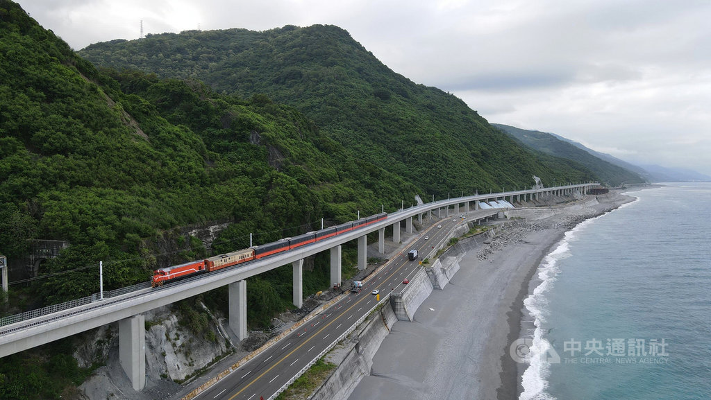 南迴鐵路電氣化完工,代表全台環島鐵路全線固定班次列車都改用電力,不再行駛燃油列車。圖為今年5月完工的南迴線多良段臨海新路段。(鐵道迷老侯提供)中央社記者盧太城台東傳真 109年12月19日