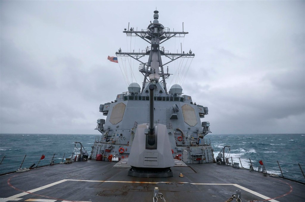 美軍第七艦隊發布新聞稿指出,美國海軍勃克級導向飛彈驅逐艦馬斯廷號台北時間19日依據國際法例行航經台灣海峽。(圖取自facebook.com/USPacificFlee)