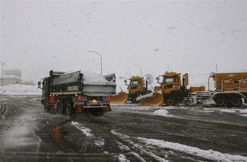 經過自衛隊及相關單位努力除雪,關越自動車道已有部分路段恢復車輛行駛。(共同社)