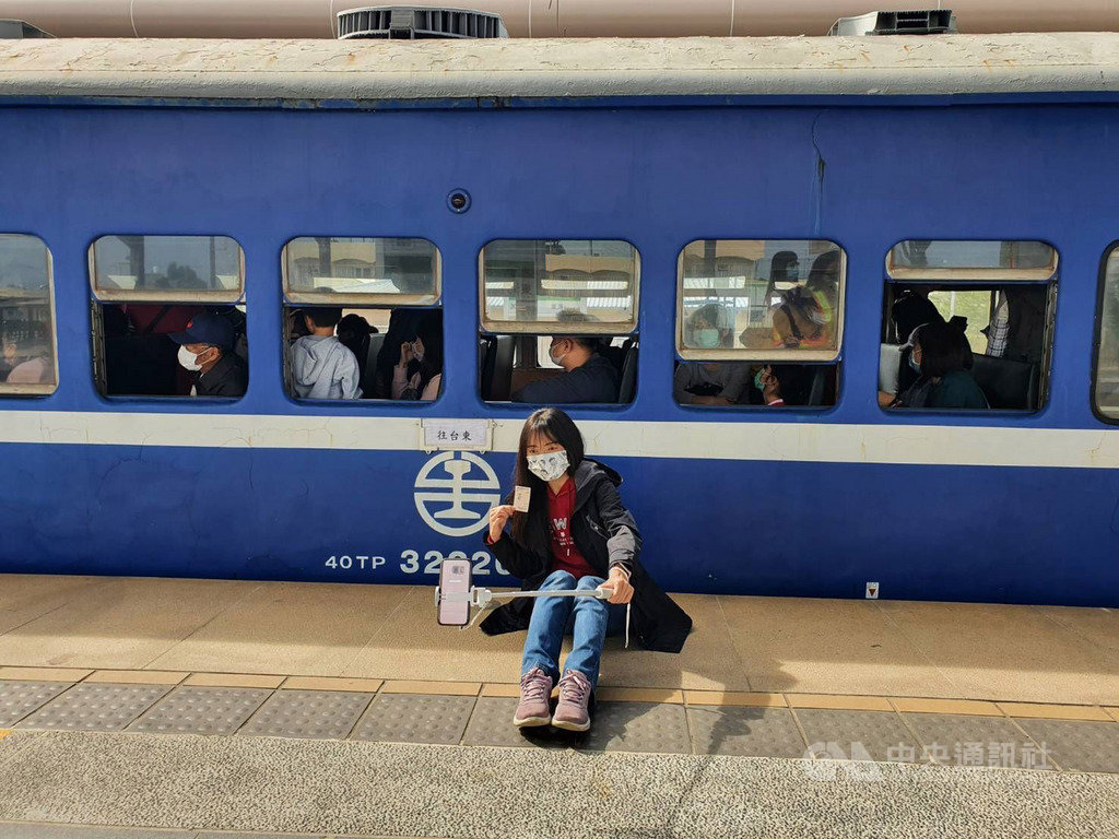 南迴線唯一的普快藍皮列車將於23日停駛,20日吸引大批民眾搶搭,並在藍皮列車前合影留念。中央社記者郭芷瑄攝 109年12月20日