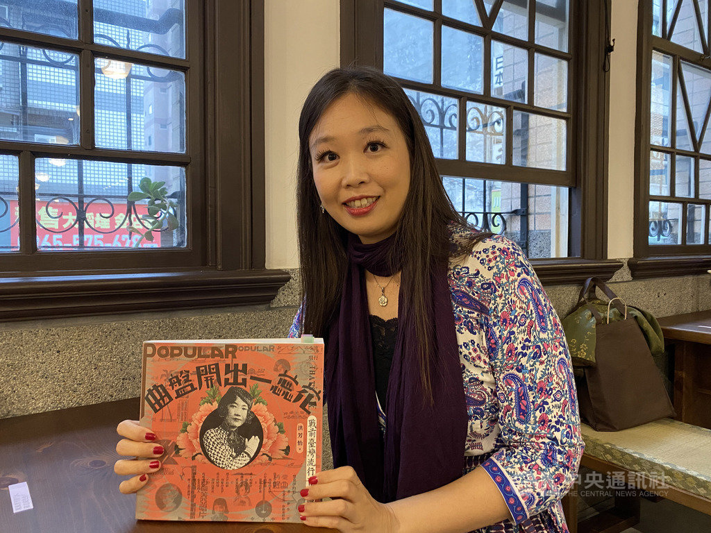 作家洪芳怡新作「曲盤開出一蕊花」探討1930年代台灣流行音樂的萌芽、興衰,她說,希望藉此將大眾的音樂還給大眾。中央社記者陳秉弘攝 109年12月20日