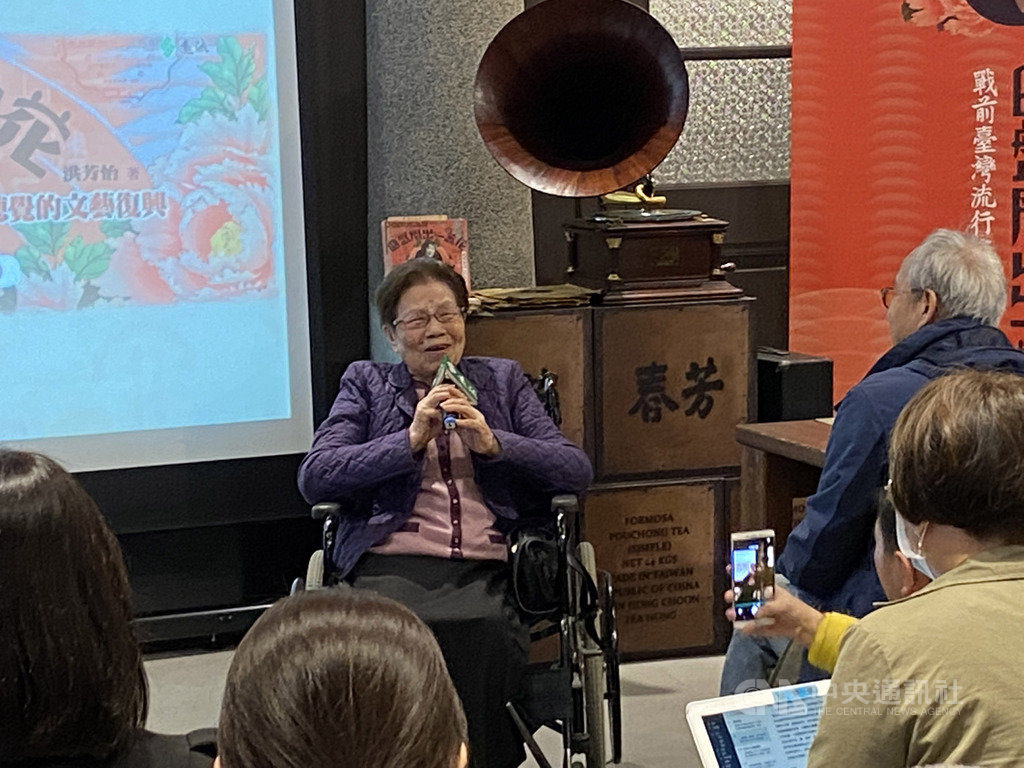 作家洪芳怡推出新作「曲盤開出一蕊花」,台灣第一代流行女歌手陳金花(後)出席新書發表會,現場演唱經典歌曲「日日春」。中央社記者陳秉弘攝 109年12月20日