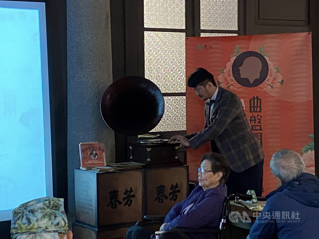 作家洪芳怡新作「曲盤開出一蕊花」探討20世紀初期的流行音樂文化歷史,新書發表會上特別將超過百年歷史的留聲機搬到現場,以曲盤播放經典歌曲。中央社記者陳秉弘攝 109年12月20日