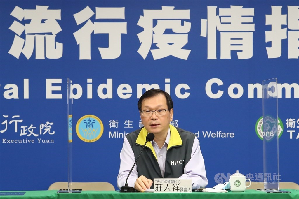 The Epidemic Command Center explained the epidemic on the 20th. Spokesman Zhuang Renxiang (pictured) said the New Zealand pilot did not wear a service mask during the onset of the disease, prompting the Taiwanese pilot and another pilot became infected, and it was considered to be a group on board.  Polytechnic school.  (Central News Agency file photo)