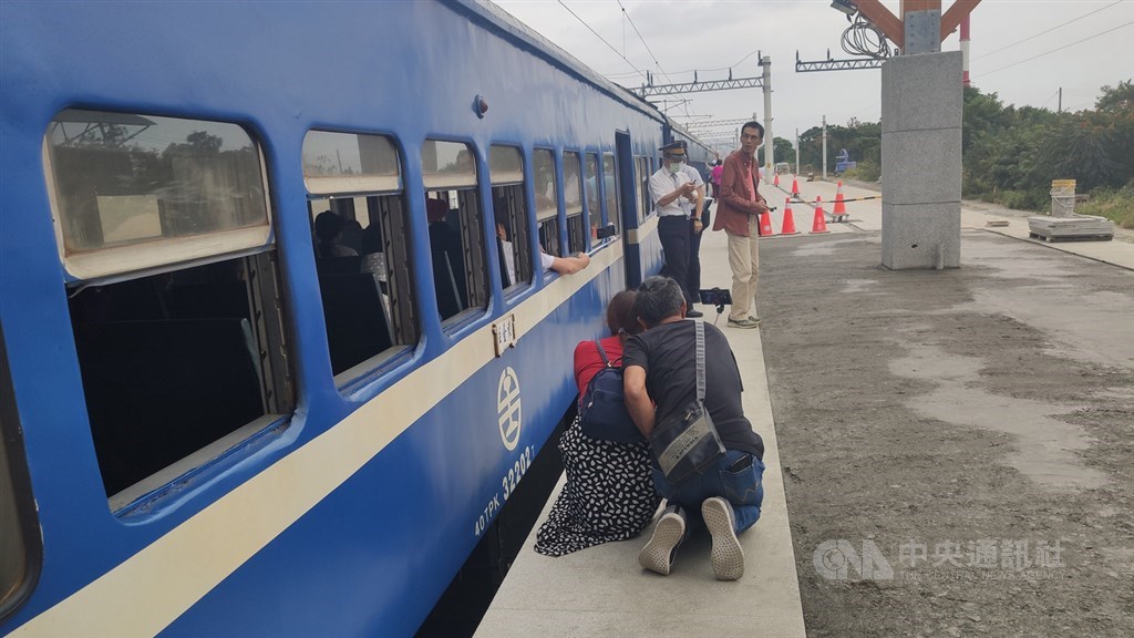 南迴鐵路全線電氣化,交通部也打造5種觀光列車,其中藍皮解憂列車在兼顧觀光和交通需求下,原來一天往返一班的列車將保留,而小站及無人站也朝向保存及做一些美學的設計,以吸引觀光客。中央社記者盧太城攝 109年12月20日