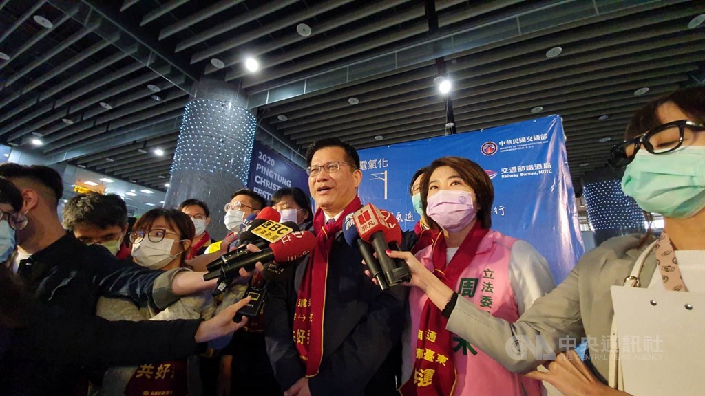 交通部長林佳龍(右3)20日上午到屏東為南迴鐵路電氣化最後一哩路啟動首航,他受訪表示,南迴鐵路全線電氣化,交通部也打造5種觀光列車,些觀光列車都是委由專業旅行社經營,就像是移動的城堡,遊客可以得到5星級的服務。中央社記者郭芷瑄攝 109年12月20日