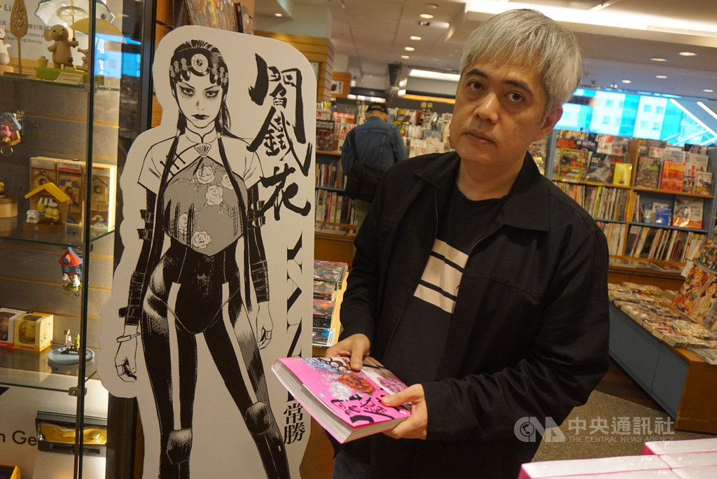 漫畫家常勝推出新作品「閻鐵花」,講述一個京劇女伶成為超級英雄的故事,常勝受訪談到創作初衷時說,其實就是希望把傳統與現代融合,碰撞出新的視覺概念。中央社記者陳秉弘攝 109年12月21日
