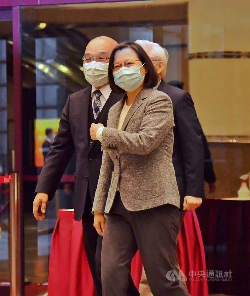 總統蔡英文(右)與行政院長蘇貞昌(左)21日上午出席第11次全國科學技術會議開幕,這是繼20日的南迴鐵路電氣化、屏東同鄉會會員大會後,兩人再度同台。中央社記者王飛華攝 109年12月21日