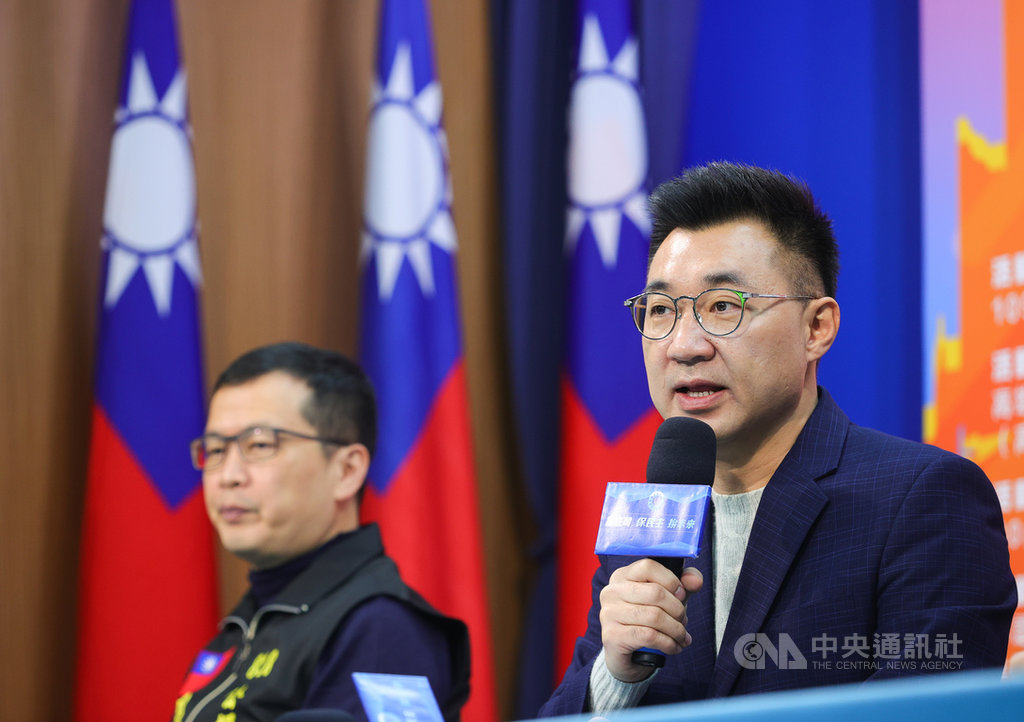 對於民進黨立院黨團決定一致投票挺萊豬,國民黨主席江啟臣(右)22日表示,很遺憾民進黨團還是看不見民意,聽不到民眾的聲音,仍然要用多數暴力的方式來碾壓民意。中央社記者謝佳璋攝 109年12月22日