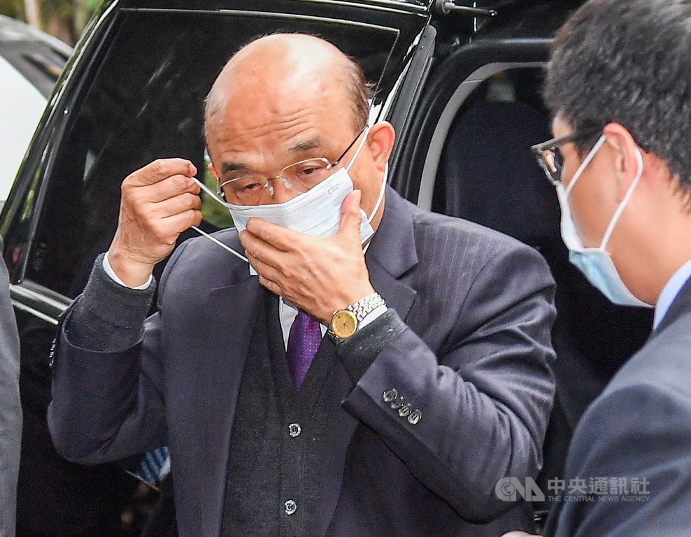 立法院22日邀請行政院長蘇貞昌(左)列席院會備詢,蘇貞昌抵達立法院後戴上口罩,準備接受媒體聯訪。中央社記者鄭清元攝 109年12月22日
