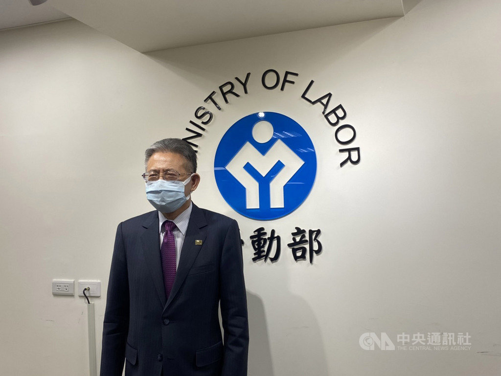 印尼主張明年起台灣雇主須負擔移工安置費用,引發議論。台灣、印尼23日上午召開線上會議,勞動部次長林三貴表示,雖然已釐清零付費適用範圍及業別,但仍有項目未討論完,預定2週後再開會。中央社記者吳欣紜攝 109年12月23日