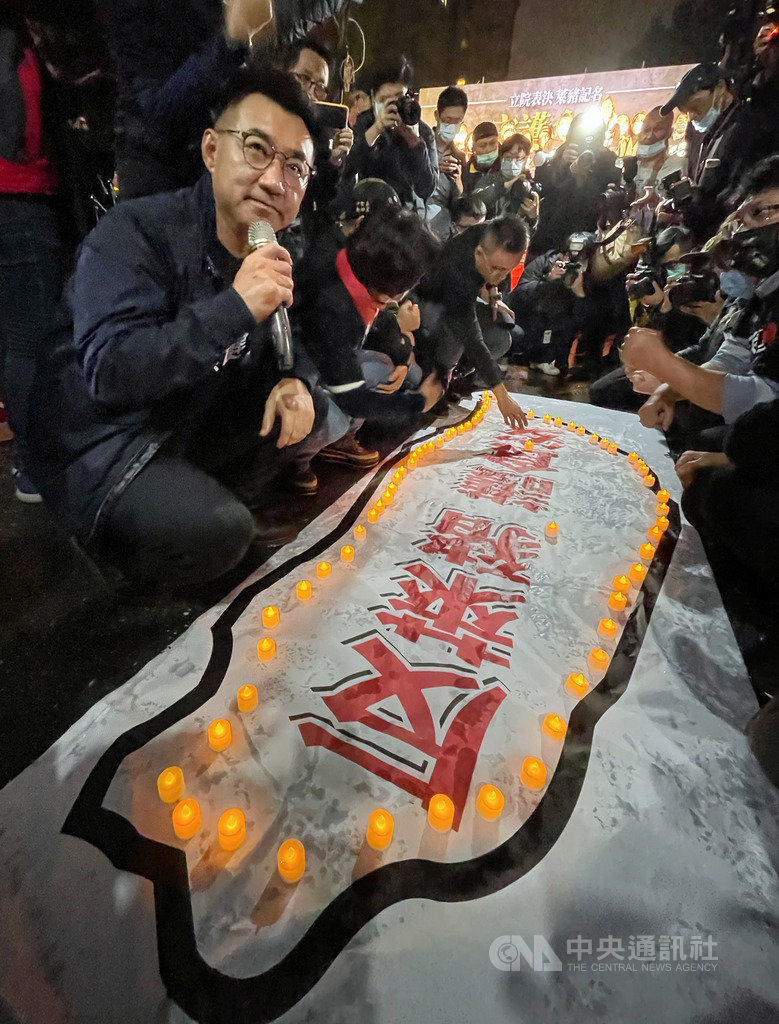 國民黨23日晚間在立法院外舉辦「守護食安之夜」活動,國民黨主席江啟臣(左)與黨籍立委共同點燈,象徵守護台灣。中央社記者王飛華攝 109年12月23日